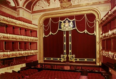 Näkymä auditoriosta tekijältä English School